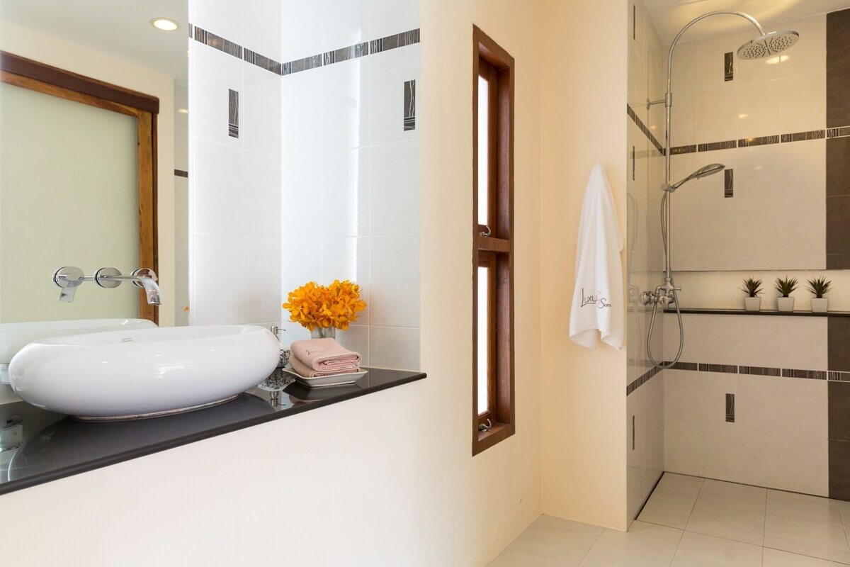 Full bathroom 2